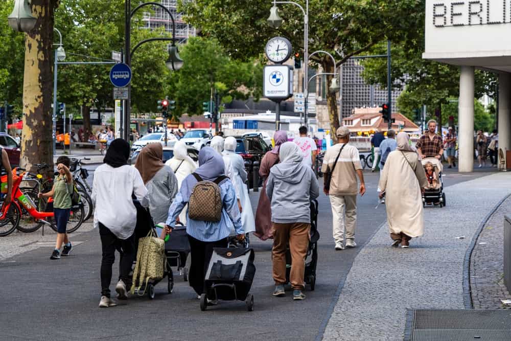 برلین، آلمان، ۱۶ اوت ۲۰۲۴: گروهی از زنان با روسری در خیابان قدم می‌زنند.
