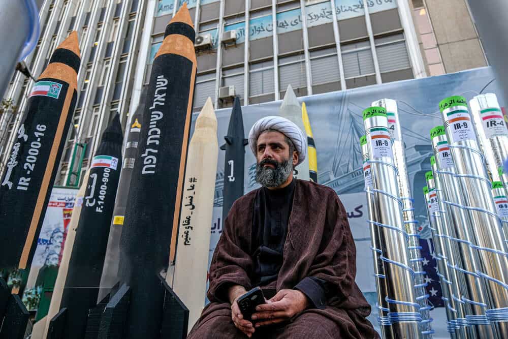 آخوندی نشسته در کنار ماکت موشک و سانتریفیوژ- راهپیمایی ۱۳ آبان ۱۴۰۴- ایسنا