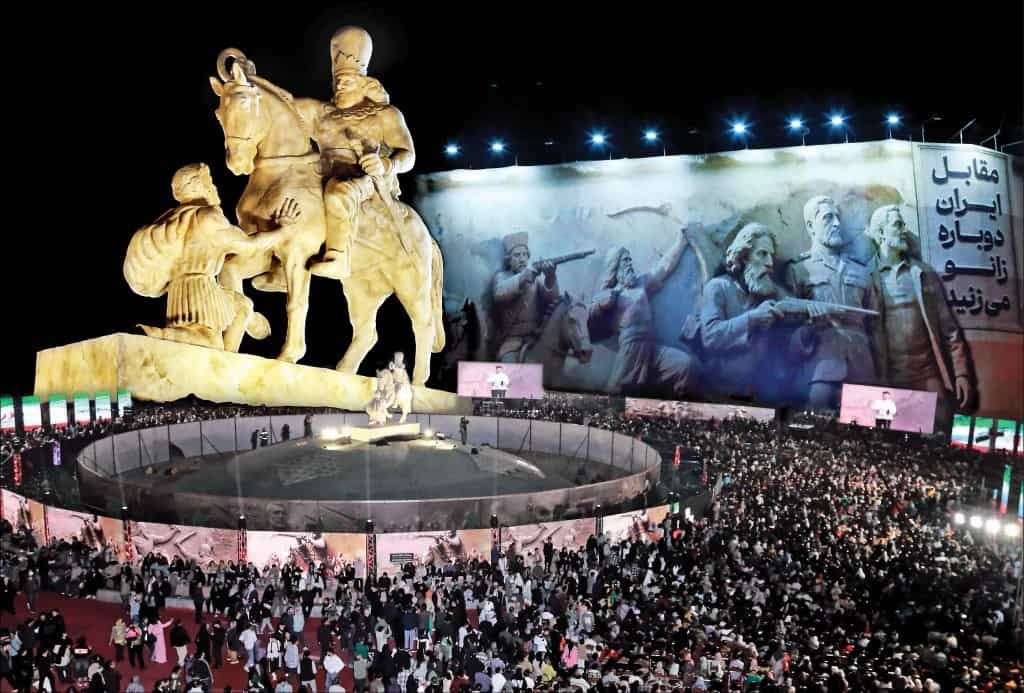 رونمایی از مجسمه شاپور ساسانی در میدان انقلاب تهران- فارس