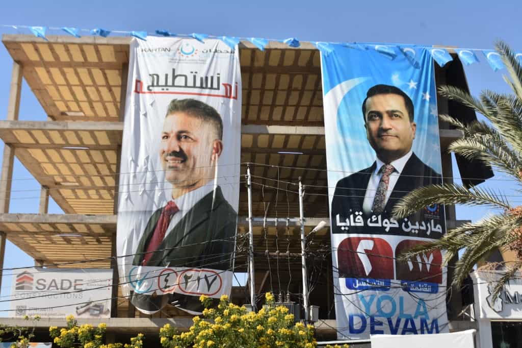 خیابانها و معابر سراسر شهر پر از پوسترهایی است که عکسها و وعدههای انتخاباتی نامزدها را در حالی که عراق برای انتخابات پارلمانی خود در کرکوک هستند