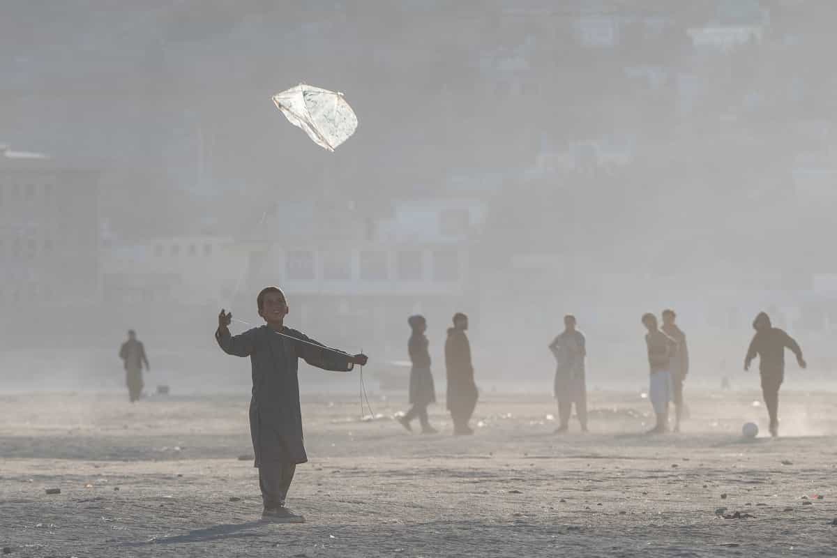 یک پسر بچه افغانستانی در نزدیکی دریاچه شهدا در کابل در تاریخ ۱۲ نوامبر ۲۰۲۵ در حال پرواز دادن بادبادک است.