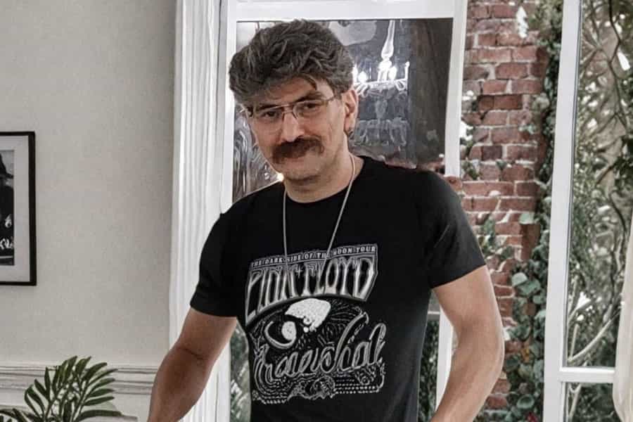 تصویری از چهره افشین حیرتیان