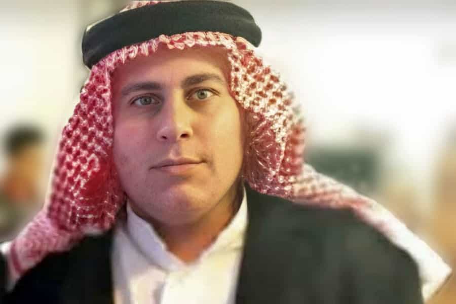 تصویری از چهره امیر نیسی با لباس عربی