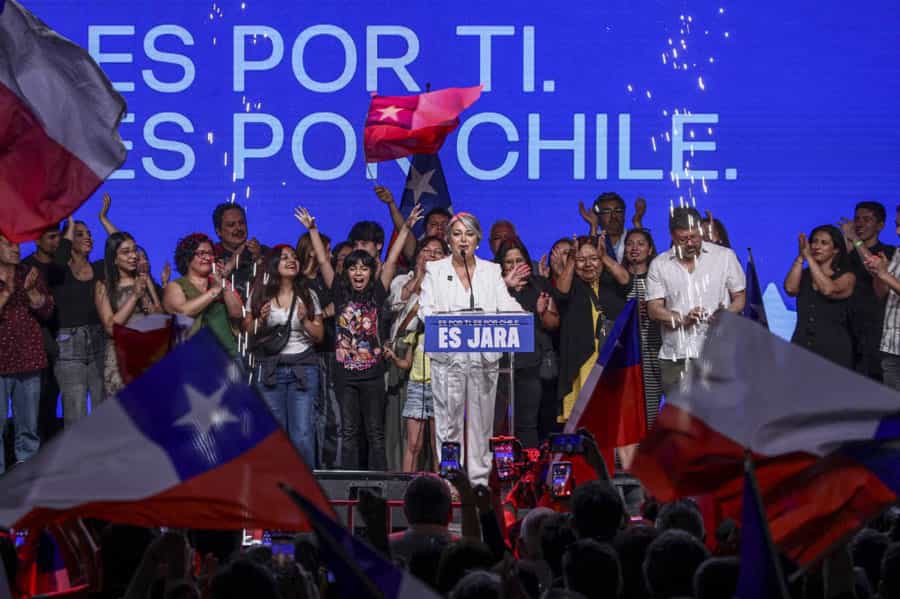 سانتیاگو، ۱۶ نوامبر ۲۰۲۵: ژانت خارا، کاندیدای چپگرایان از هواداران خود پس از اعلام نتایج رأیگیری تشکر میکند. انتخابات به دور دوم کشیده شد. عکس AFP