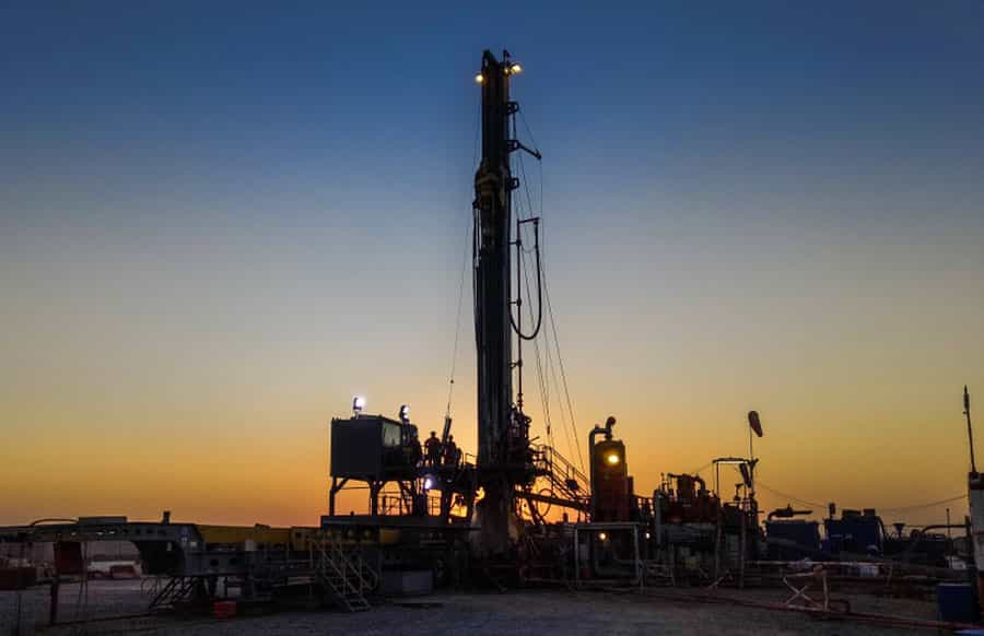 تصویر یک دکل حفاری در اقلیم کردستان عراق در غروب تاریک