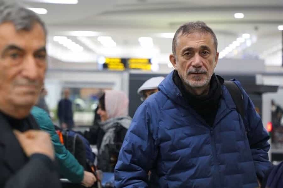 نوری بیلگه جیلان در سالن فرودگاه دیده میشود.