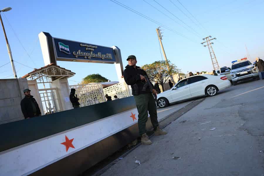 پرسنل امنیتی وزارت کشور سوریه در بیرون کاخ دادگستری حلب دیده می‌شوند.