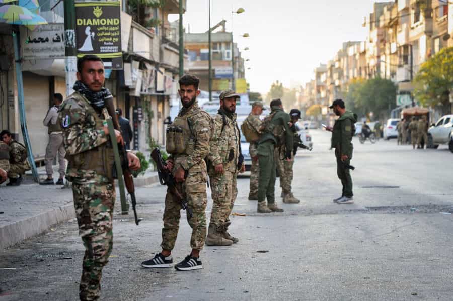 چند سرباز مسلح در خیابان‌های حمص دیده می‌شوند.