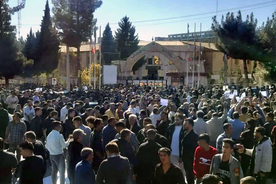 تصویری از تجمع اعتراضی مردم یاسوج علیه بی‌آبی و سدسازی در استان کهگیلویه و بویراحمد