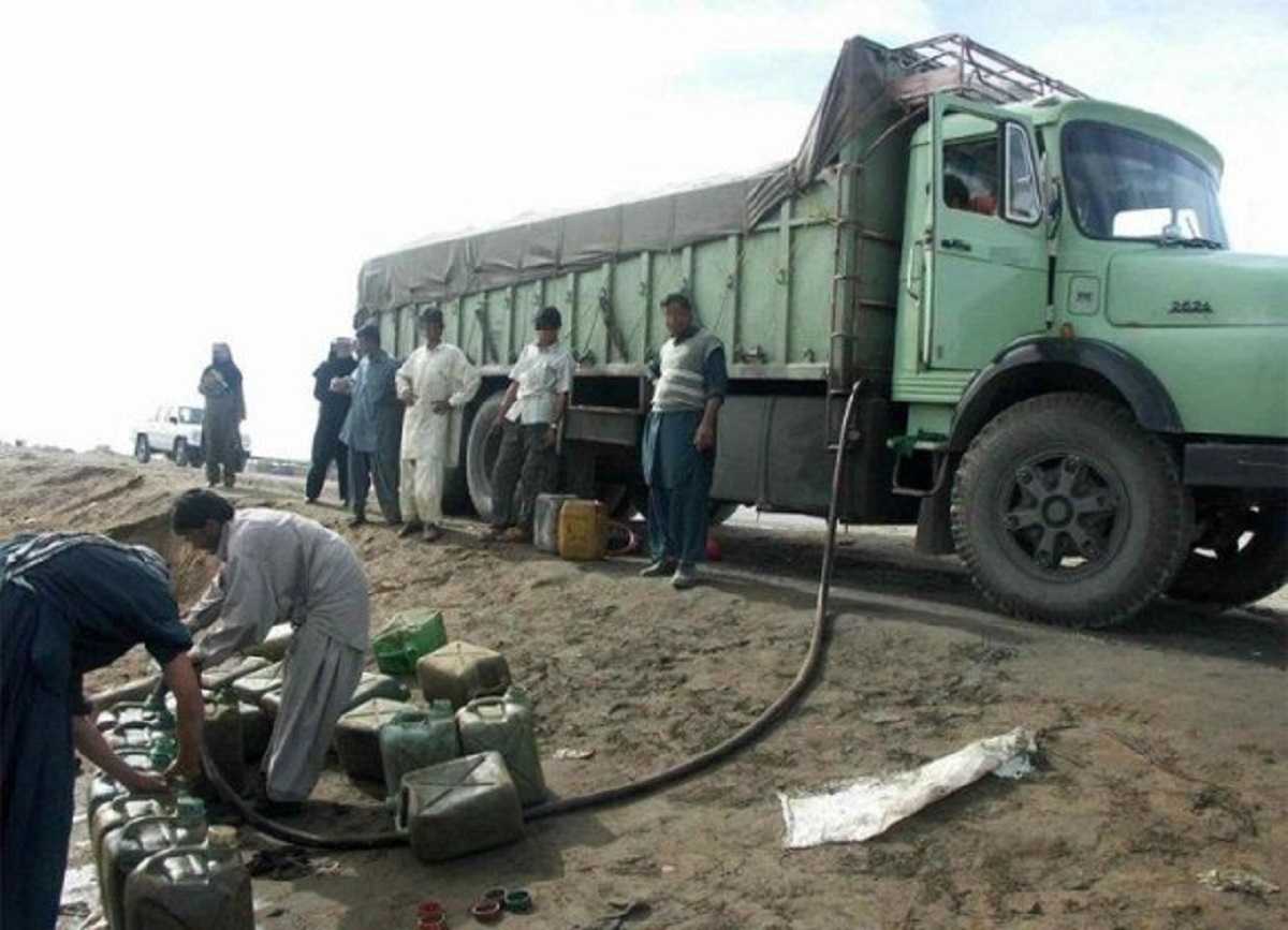 کامیون قاچاق بنزین و دو مرد در حال فروش بنزین