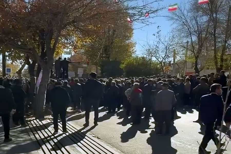 عده‌ی زیادی از کشاورزان استان چهارمحال ‌و بختیاری در مقابل اداره برق استان تجمع کرده‌اند.