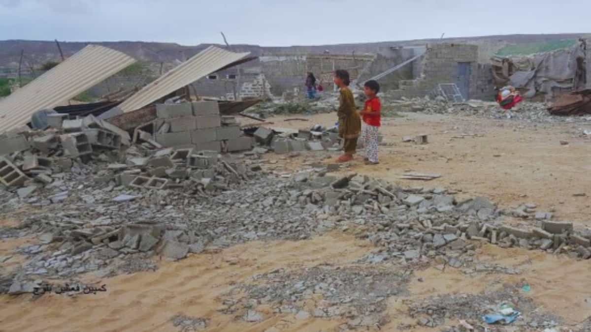 دو کودک و خانه های تخریب شده