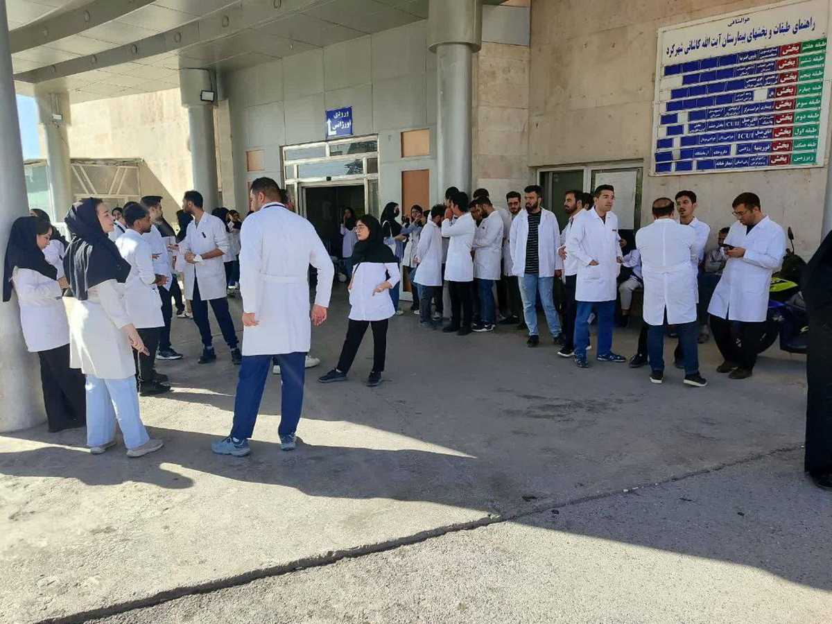 تجمع چندی از پرستاران در بیمارستانی در کاشان