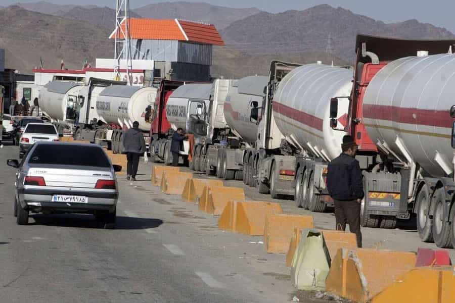 چند خودروی تانکر پشت سر هم در یک جاده ایستاده اند.