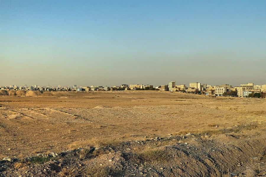 تصویری از زمین‌های خالی در زنجان. در انتهای تصویر ساختمان‌هایی دیده می‌شوند.