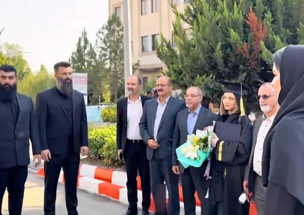 بهنوش بختیاری و شماری از بادیگاردهایش در دانشگاه بابل