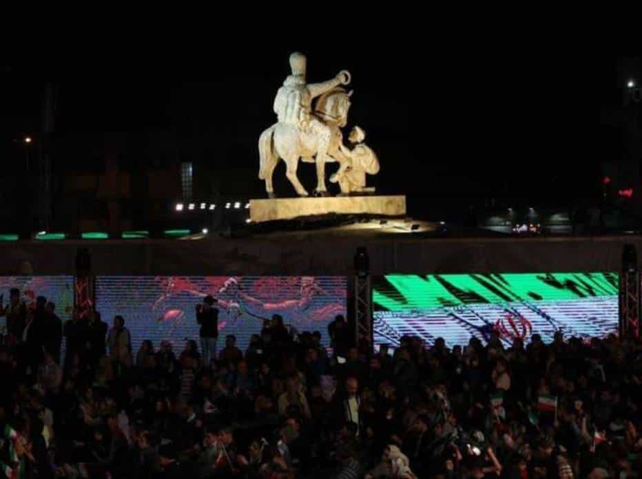 رونمایی از مجسمه شاپور یکم و والرین در میدان انقلاب تهران