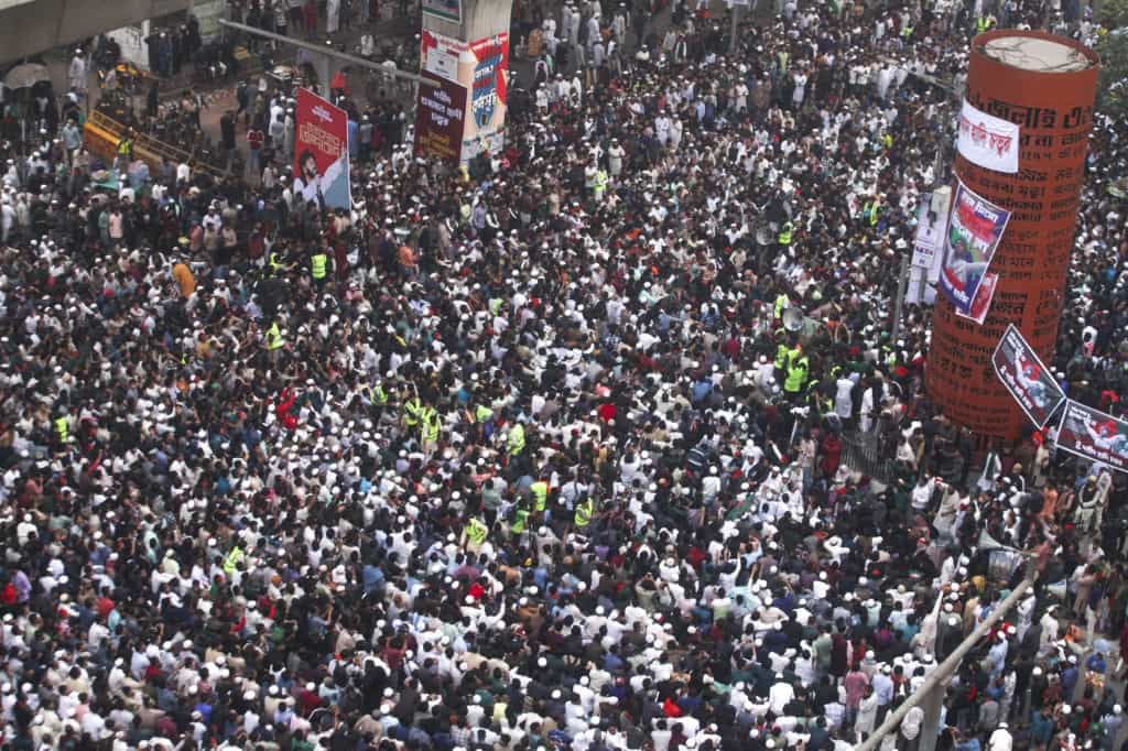 تظاهرات وسیع در بنگلادش به دنبال ترور شریف عثمان هادی، از رهبران دانشجویی (۱۸ دسامبر ۲۰۲۵) − عکس AFP