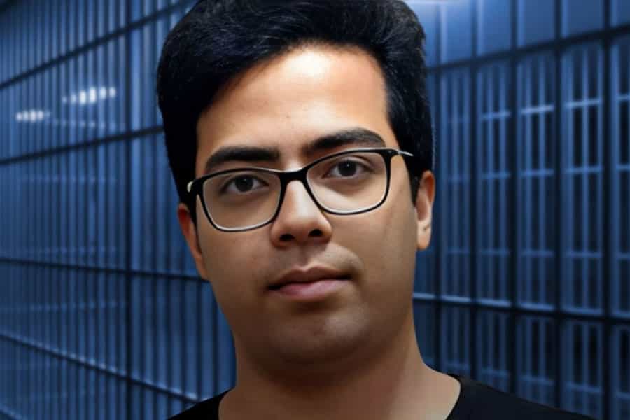 تصویری از چهره عقیل کشاورز، دانشجوی زندانی. پشت سر او میله‌های زندان دیده می‌شود