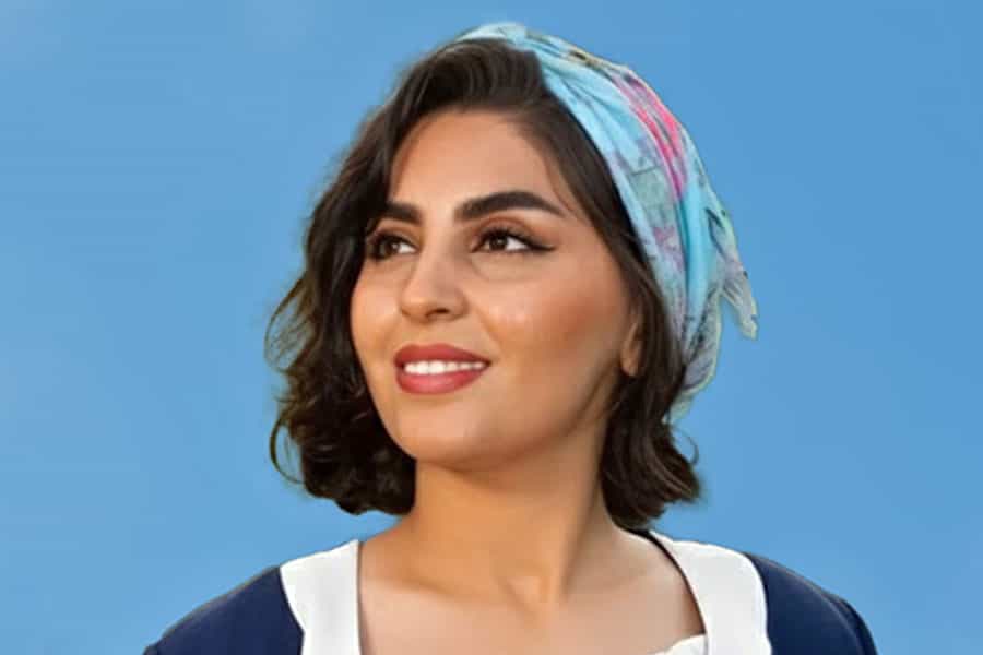 تصویری از چهره اسمر حمیدی که دارد لبخند می‌زند.