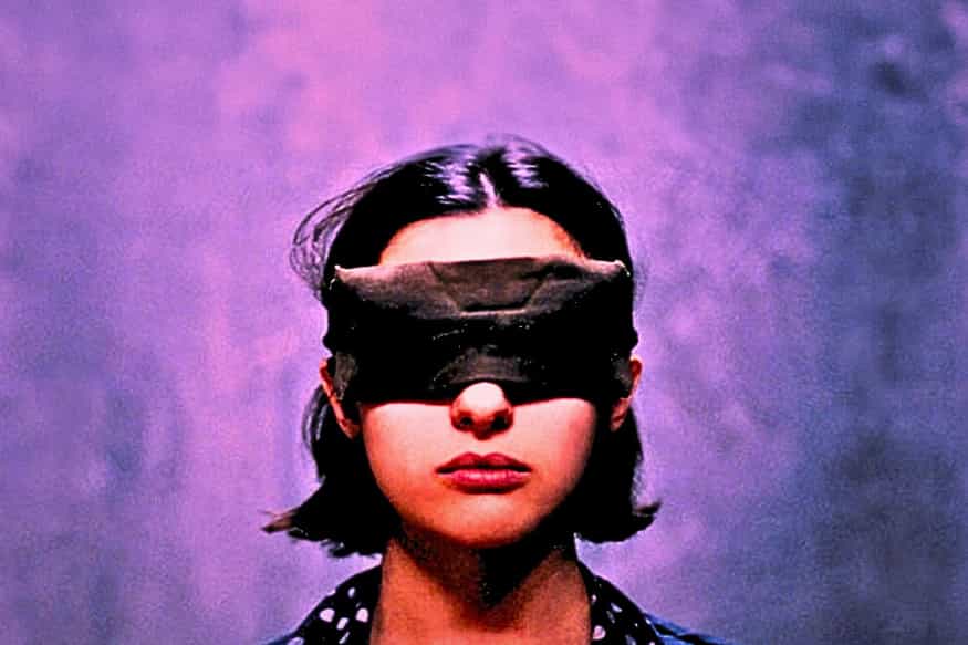 دختری با چشم‌بند