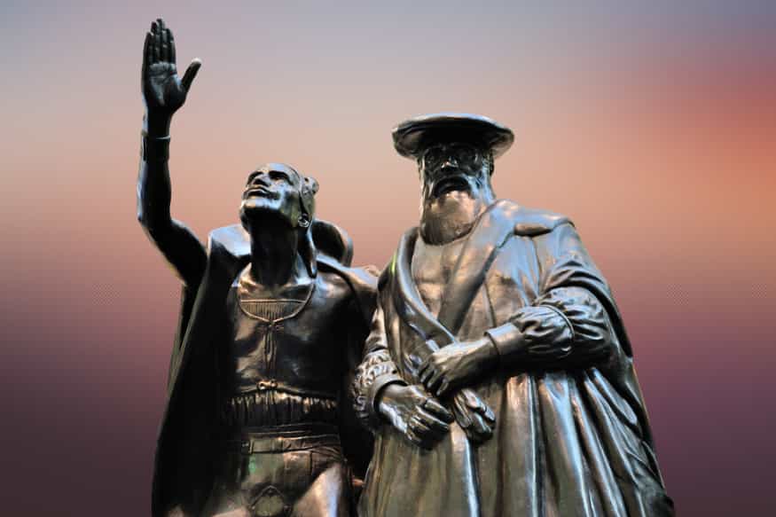 لایپزیگ، آلمان - ۱۵ نوامبر ۲۰۱۸ - مجسمه مفیستوفلس که دانش‌آموزان را در صحنه «اورباخ کلر» از نمایشنامه فاوست مسحور می‌کند، در ورودی میخانه اورباخ کلر در لایپزیگ