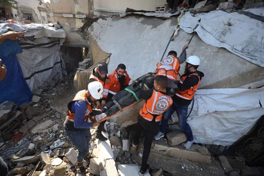 تیمهای پزشکی در غزه جسد فلسطینی کشته شده را از زیر آوار بیرون میکشند
