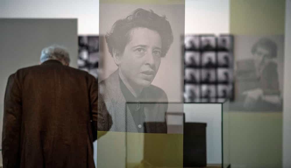 تصویری از سالن نمایشگاه «هانا آرنت و قرن بیستم» در برلین که در آن عکسی از هانا آرنت و مردی سالمند در کنار این عکس دیده می‌شود.