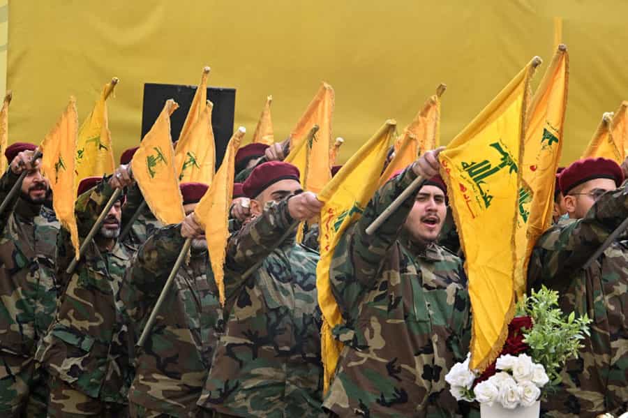 نیروهای نظامی حزبالله لبنان در حالیکه پرچمهای زردرنگ این گروه را در دست دارند، رژه میروند.