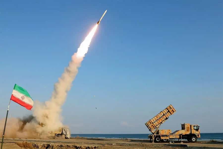 تصویری از پرتاب یک موشک. در تصویر پرچم جمهوری اسلامی هم دیده می‌شود.