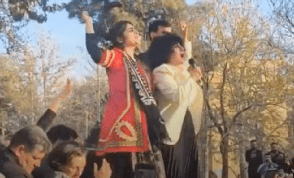 مشهد، ۲۱ آذر ۱۴۰۴ : نرگس محمدی و سپیده قلیان در مراسم هفتم خسرو علیکردی. خشونت و توهین‌های کسانی که "جاوید شاه" می‌گفتند، به بحث در درون «اپوزیسیون" دامن زد.