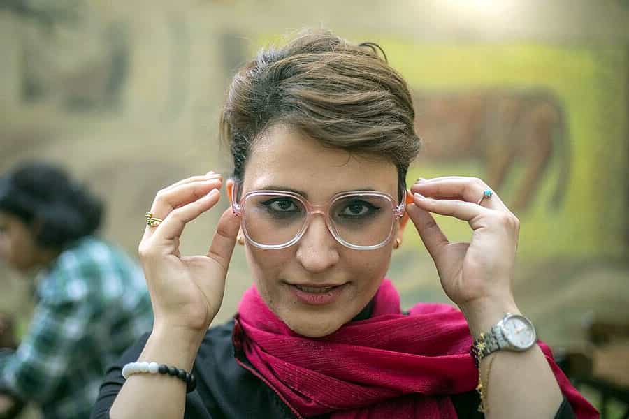 تصویری از چهره مطهره گونه‌ای با عینکی بر چشمانش