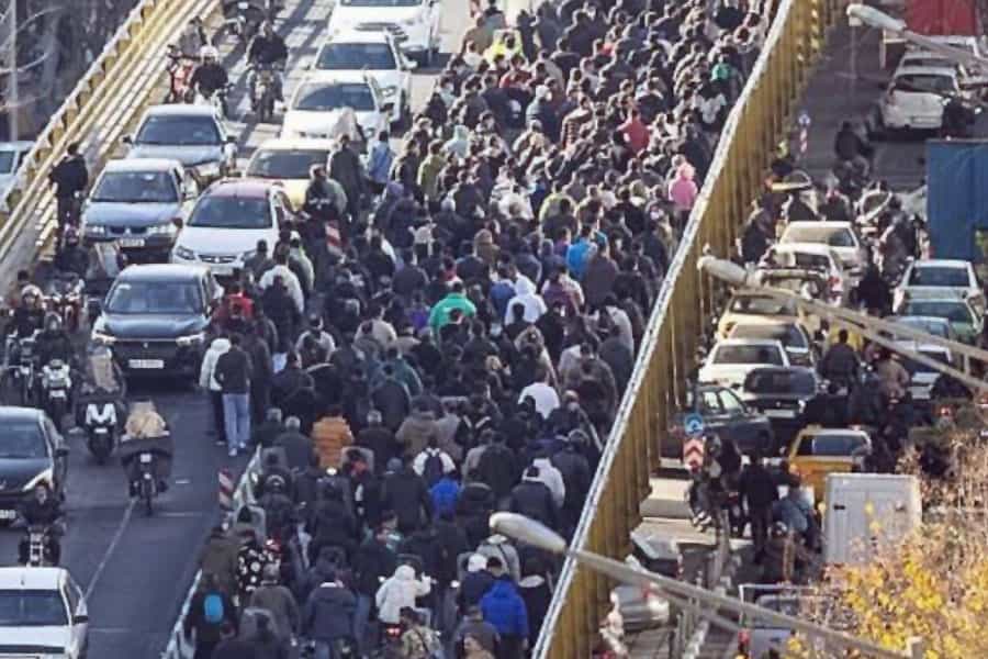 جمعیت زیادی در خیابان تظاهرات می کنند.