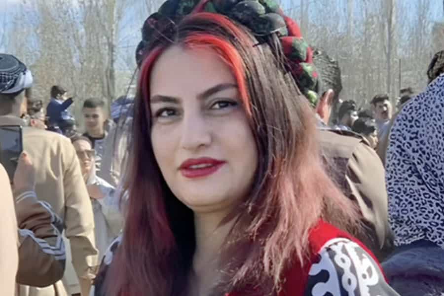 تصویری از چهره سهیلا مُطاعی، با لباس کُردی
