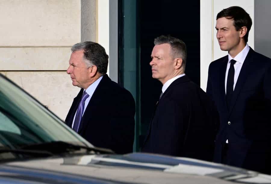 جرد کوشنر و استیو ویتکاف در حال سوارشدن به خودرو