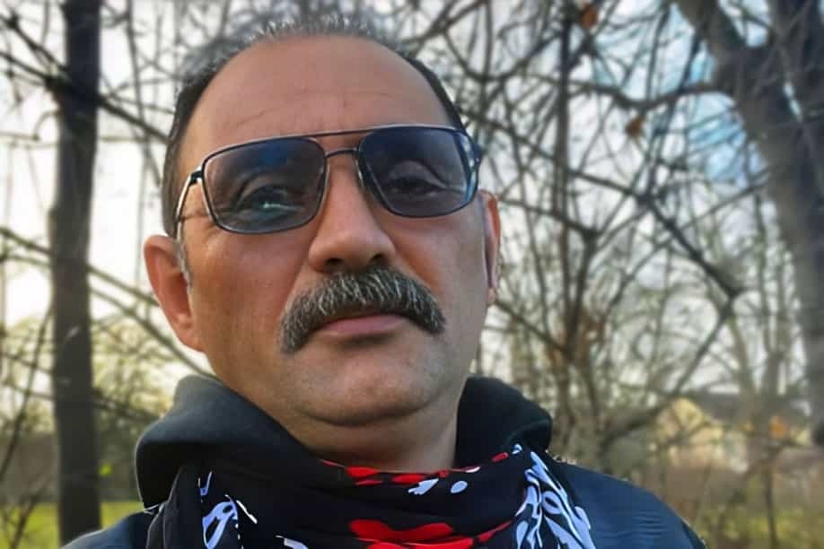 تصویری از چهره یحیی سرخانی با عینکی بر چشم