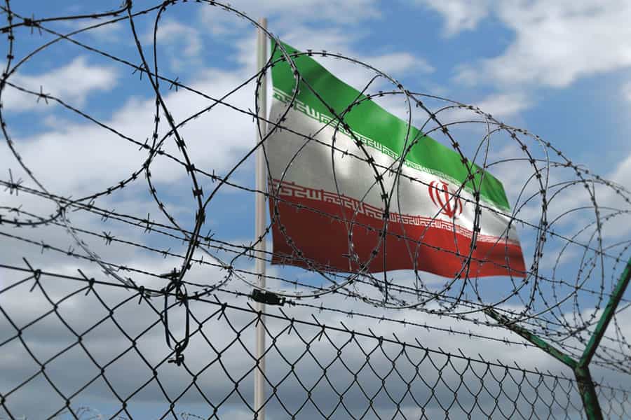 پرچم جمهوری اسلامی ایران پشت سیم خاردار