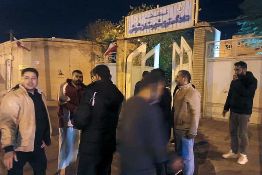 تصویری از ورودی دادگستری شهرستان شوش. چند تن از کارگران شرکت قند خاورمیانه شوش به استقبال پنج کارگر بازداشتی این کارخانه که آزاد شدهاند، آمدهاند.