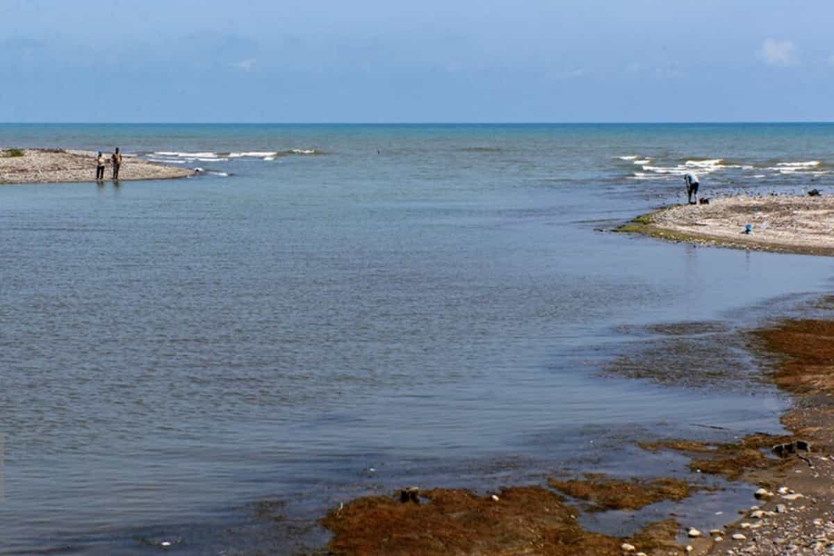 دریای خزر و آسمان آبی