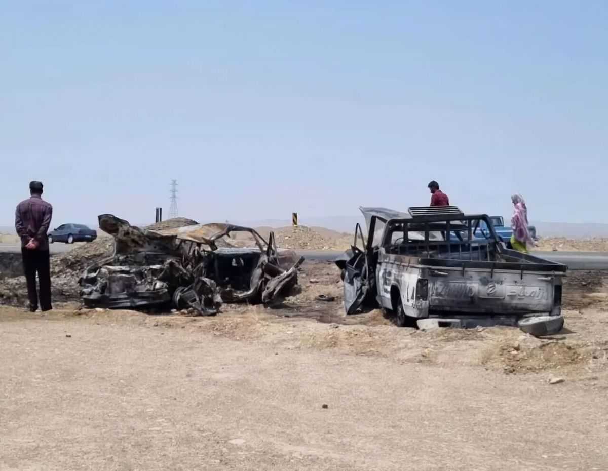 دو ماشین داغون شده در تصادف و چند مرد