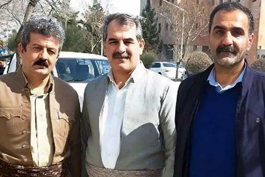 طاهر قادرزاده، سلیمان عبدی و احمد قادری در خیابان ایستادهاند و به دوربین نگاه میکنند.