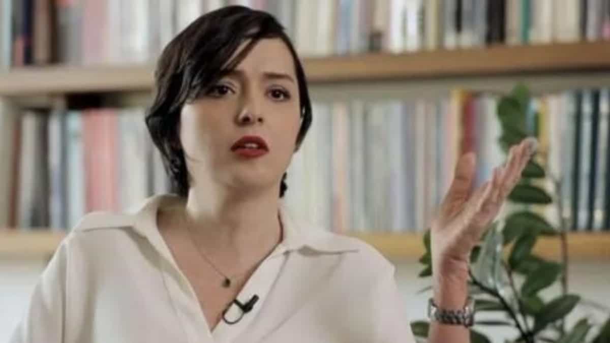 ترانه علیدوستی در حال حرف زدن