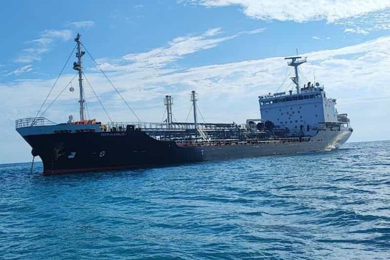 در تصویر نفتکش توقیف‌شده در دریا نشان داده شده است.