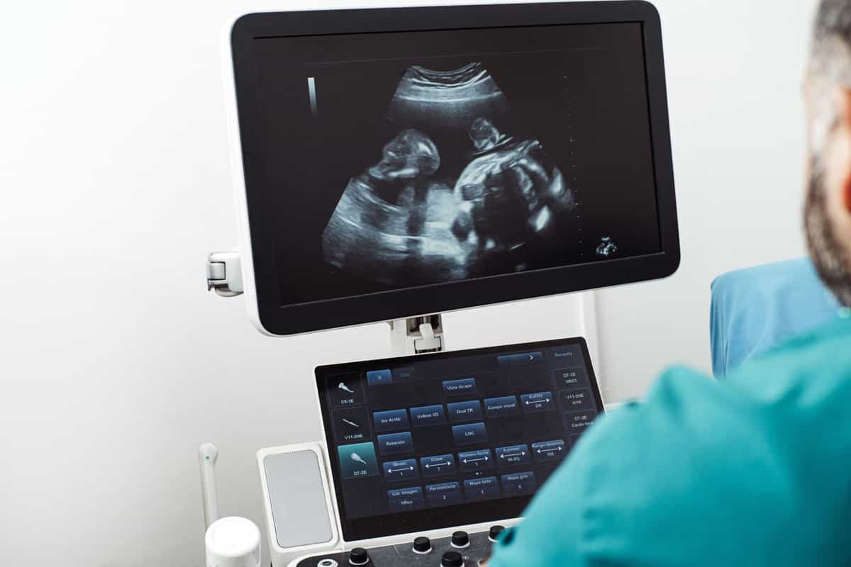 مواد تراتوژن (Teratogen) موادی هستند که در دوران بارداری (بهویژه در سهماهه اول که اندامهای جنین در حال شکلگیری است) میتوانند باعث ناهنجاریهای مادرزادی، مردهزایی، سقط جنین، محدودیت رشد جنین یا اختلالات عملکردی شوند. (عکس شاتراستاک)