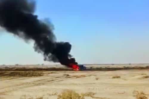 یک خودرو متعلق به سوختبران بلوچ در بیابان در حال سوختن است.
