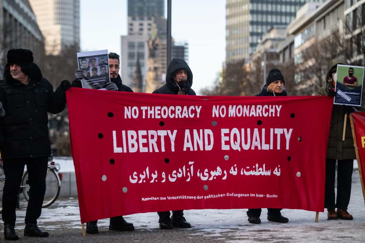 پلاکارد نه سلطنت نه رهبری آزادی و برابری