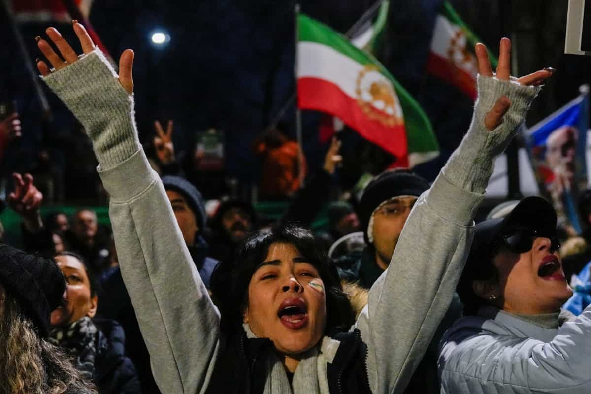 معترضان مخالف رژیم ایران در تظاهراتی در مقابل سفارت ایران در مرکز لندن در تاریخ ۱۰ ژانویه ۲۰۲۶ شرکت می‌کنند.