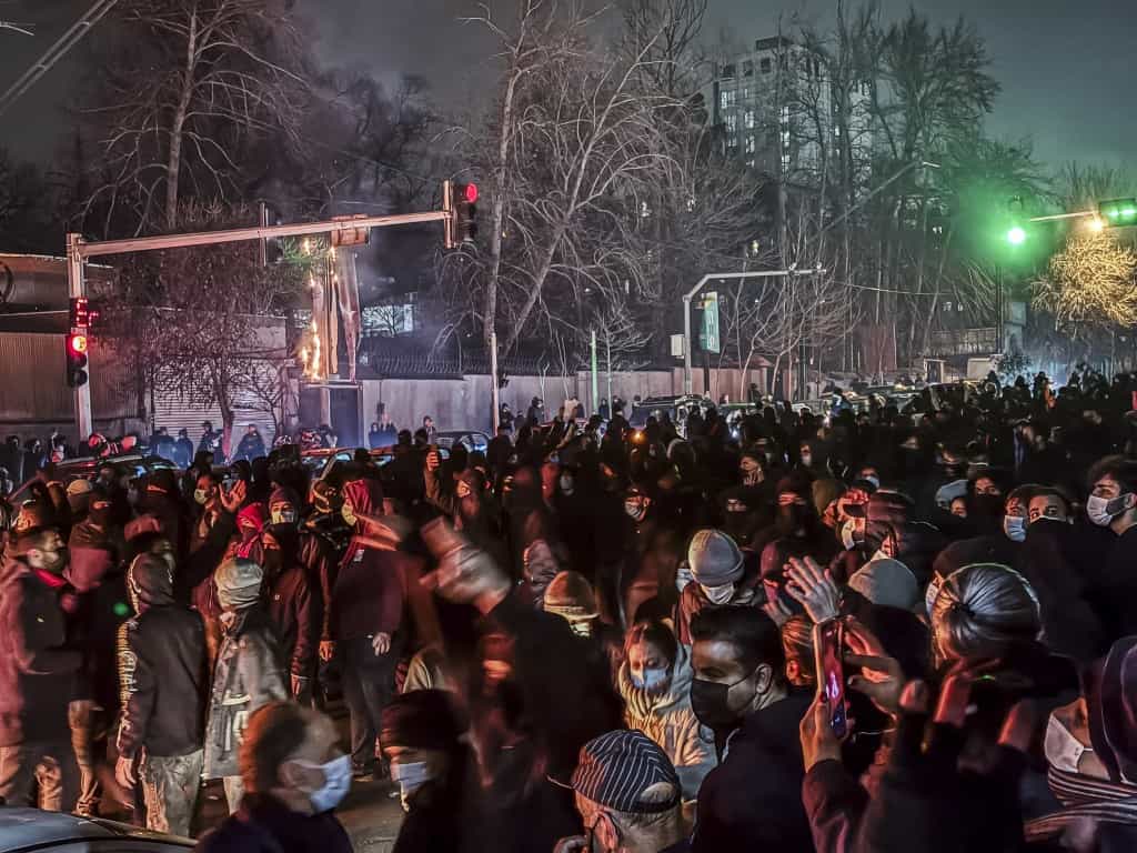 ایرانیان در حالی که خیابانی را در جریان یک اعتراض در تهران، ایران در 9 ژانویه 2026 مسدود کرده اند، تجمع می کنند.