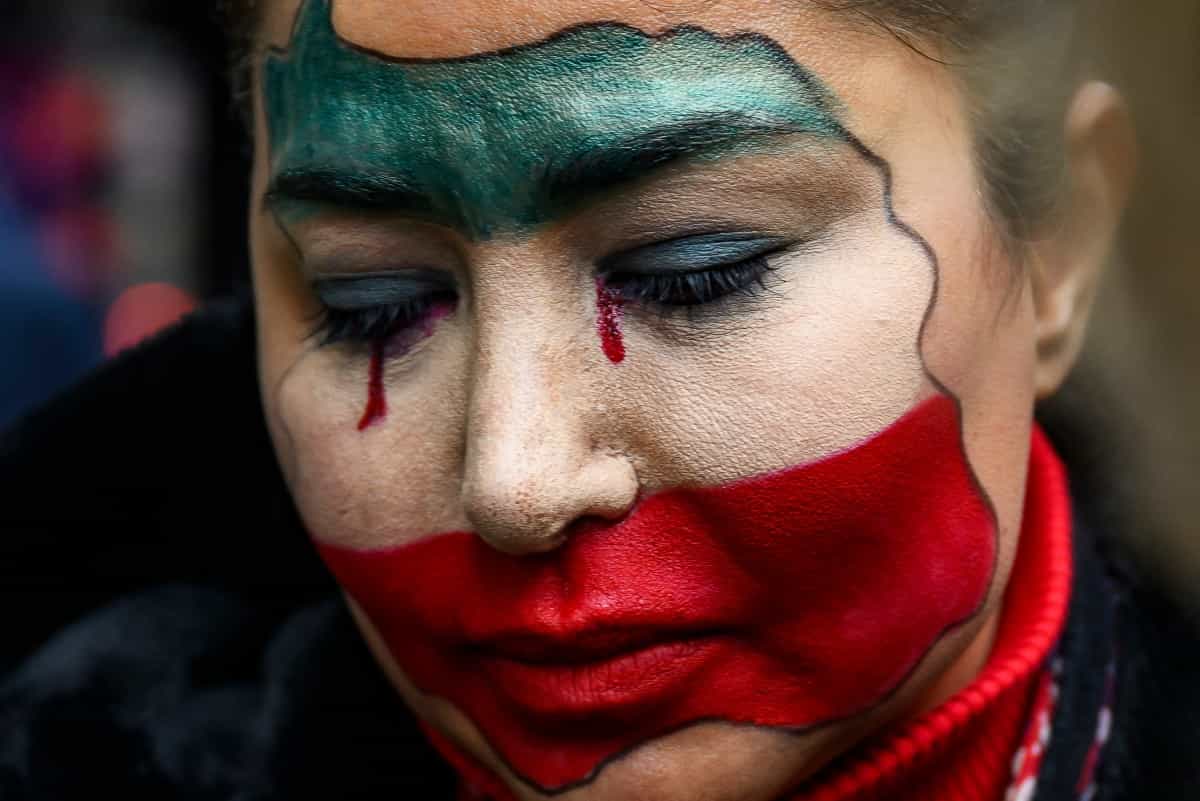 یک معترض ضد رژیم ایران با چهره رنگ شده با رنگ‌های پرچم ایران، در تظاهراتی در مقابل کنسولگری ایران در استانبول، در 11 ژانویه 2026 شرکت می‌کند.