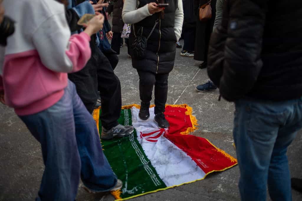 در جریان تظاهرات در پلازا د سیبلس برای محکوم کردن تشدید سرکوب مردم ایران توسط حکومت اسلامی در هفته‌های اخیر، گروهی از معترضان پرچم کنونی ایران، نماد انقلاب اسلامی، را لگدمال کردند.